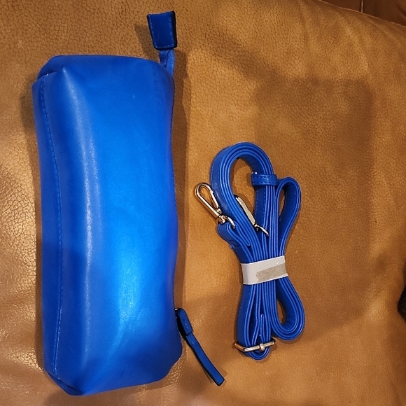 Elegant Blue Crocodile-Embossed Women's Handbag - Picture 5 of 8